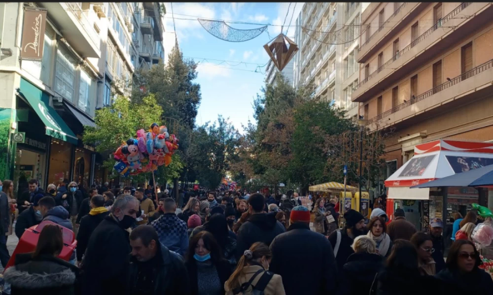 ''Βούλιαξε'' η Ερμού - Ουρές έξω από τα εμπορικά για χριστουγεννιάτικα δώρα